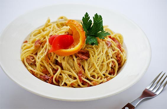 Spaghetti alla Carbonara (GM tészta típusa a készlet miatt változhat)